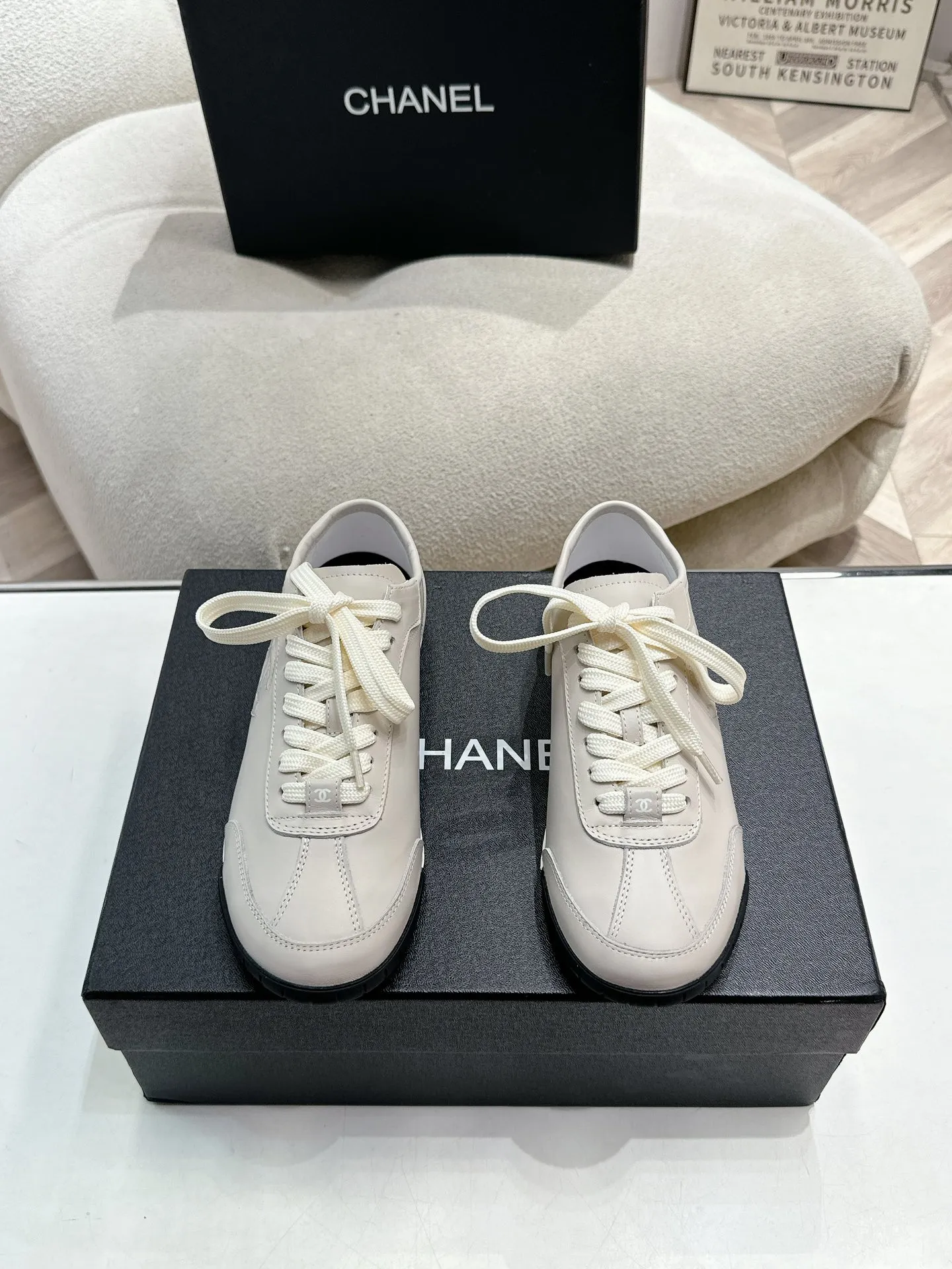 👟👟Ex-factory price 560👟👟 Chanel Grandma 2024 counter top casual sports shoes This classic design; the upper is electro-embroidered with a variety of techniques; the outsole is fashionable and sporty; it is unusual to incorporate a variety of color matching elements... The diversified mix and match is very good-looking and versatile, casual, fashionable, sports and outdoor can be taken into account... ꫛꫀꪝ Go➫ Material: ❶Upper is made of: Original imported high silk cow suede + small fragrance fabric ❷Inner lining: original imported breathable sheepskin lining ❸Outsole based on: original TPU combination outsole Special counter boutique packaging complete set for women 35–41